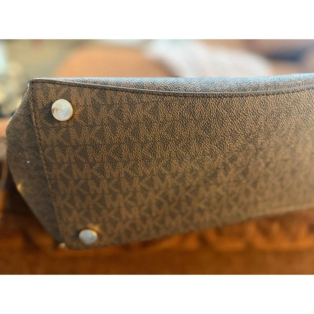 Michael Kors Voyager East West Tote- Brown‎